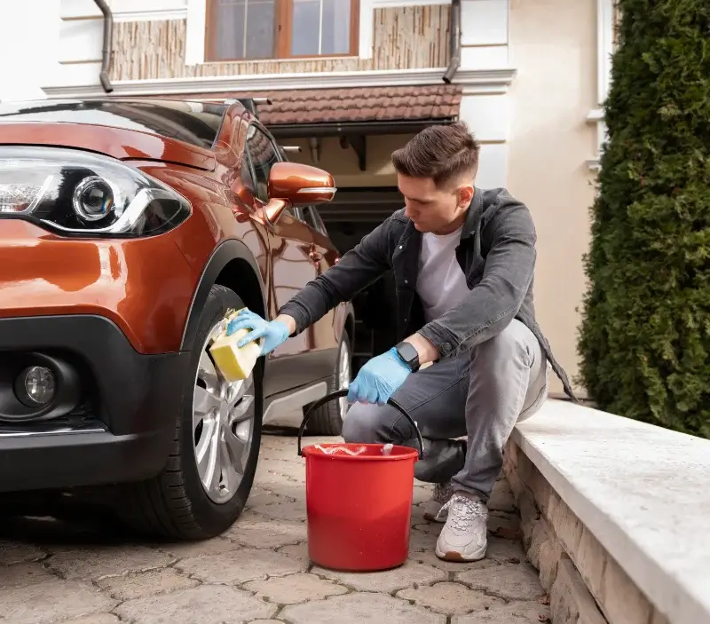 Lavage auto à domicile Saint-Léger-le-Petit : professionnel intervenant sur un véhicule